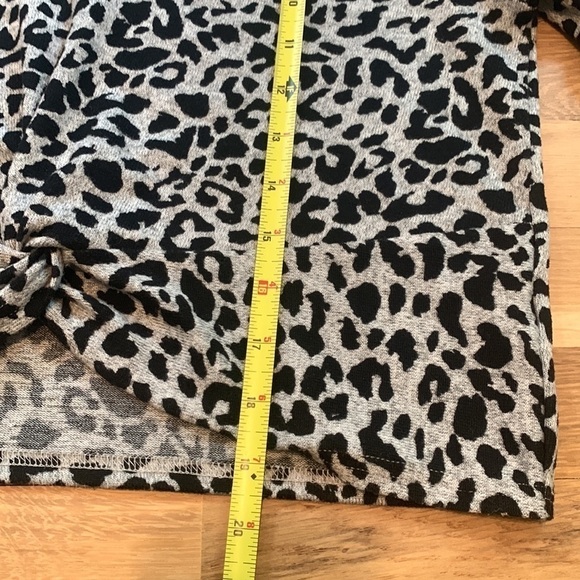 SHE + Sky Cropped Long Sleeve V-Neck Leopard Print Top Black & Gray Women’s L - Picture 9 of 13